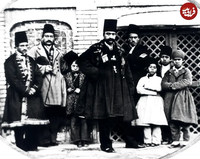 عکس یادگاری ناصرالدین شاه قاجار با برخی از کودکان دربار