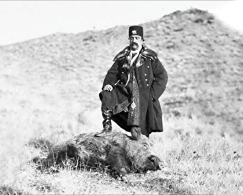 عکس یادگاری ناصرالدین شاه قاجار با برخی از کودکان دربار ۱۲۰ سال پیش