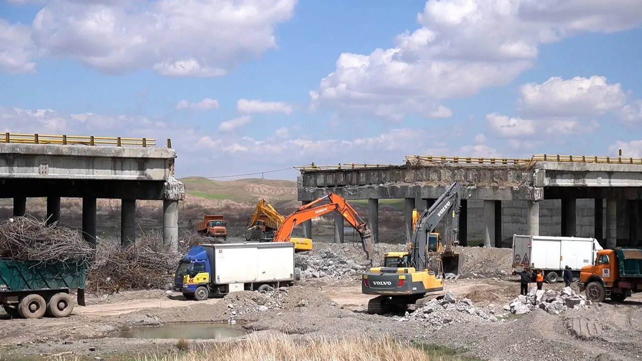 معاون وزیر راه: دشمن به ۱۱۵ زیرساخت جاده‌ای در جنگ اخیر آسیب زد