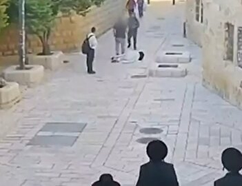 فیلم/ لحظه حمله تروریست صهیونیست به راهبه مسیحی در اورشلیم