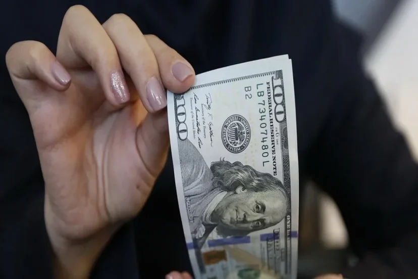 تردید‌ها در مورد توافق با آمریکا، بازار‌ها را افزایشی کرد/ صعود دلار با شروع بازار