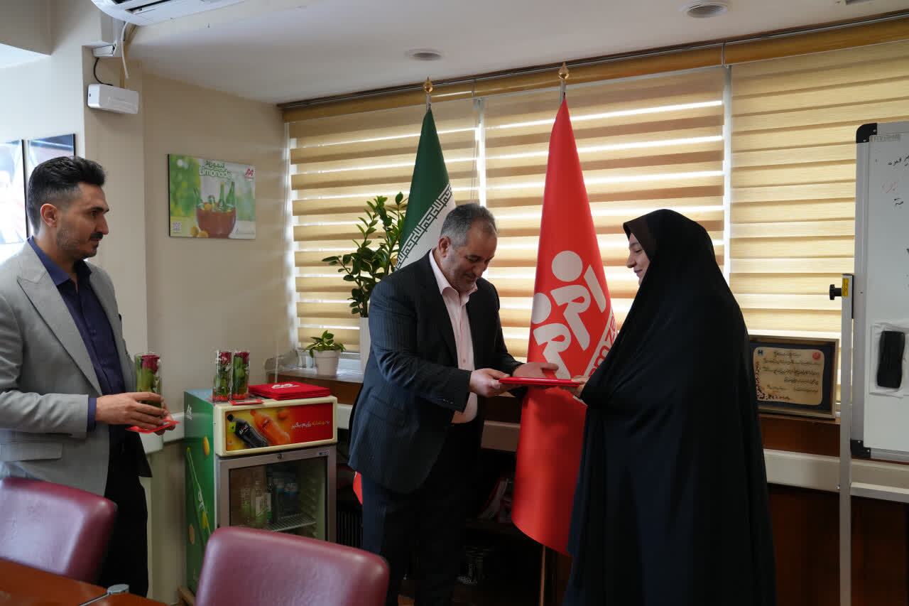 تجلیل از کارکنان نمونه زمزم ایران در ستاد مرکزی به مناسبت روز کارگر