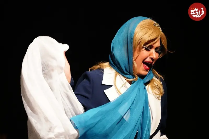 لعیا زنگنه روی صحنه تئاتر