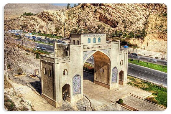 قدم زدن در خیابان لطفعلی‌خان زند در روز شیراز