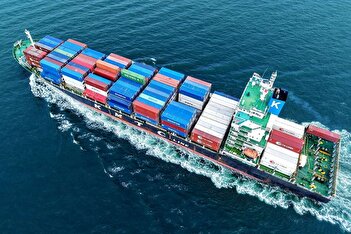 عکس/ هدف قرار گرفتن یک کشتی کانتینری در تنگه هرمز