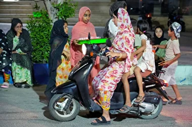 پخت غذا توسط زنان بومی جزیره قشم در تجمعات شبانه