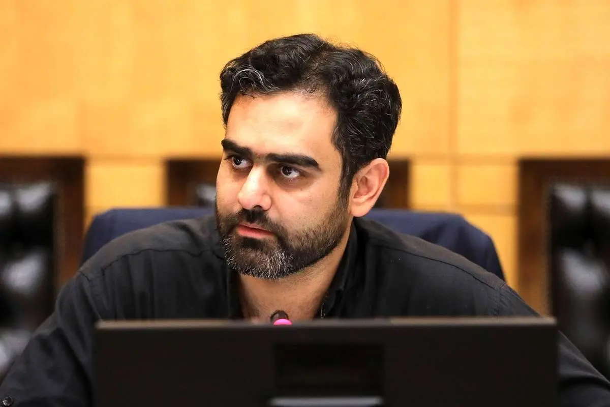 انتقاد شدید روزنامه نزدیک به قالیباف از ثابتی: می خواهید از رهبری، شخصیتی دست بسته بسازید؟