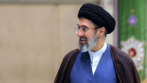 رهبر انقلاب: داستانهای اسطورهای فردوسی، واقعیت زندگی قهرمانانه مردم ایران است رهبر انقلاب: داستانهای اسطورهای فردوسی، واقعیت زندگی قهرمانانه مردم ایران است