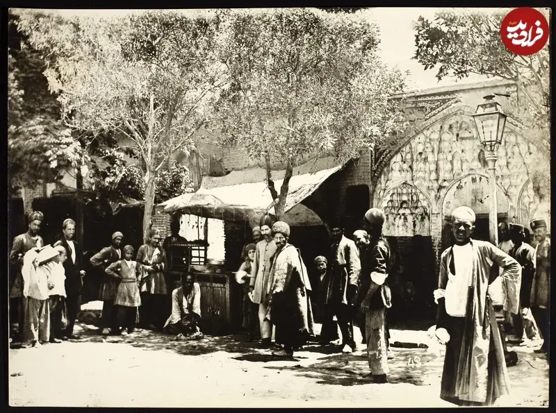 رهگذران در یکی از خیابان‌های اصفهان