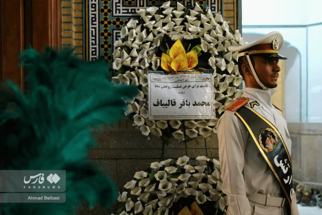 عکسی از دسته‌گل قالیباف برای مراسم چهلم سرلشکر موسوی