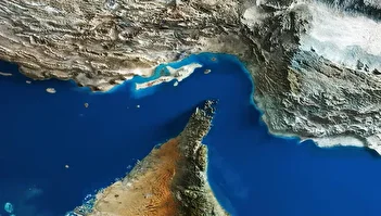 عکس/ بنر ساحلی تنگه هرمز خبرساز شد