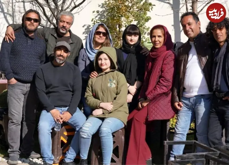 عکس یادگاری سارا و نیکا با مهناز افشار