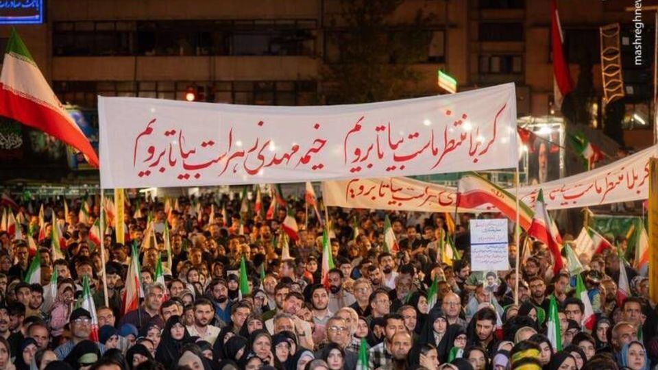 انتقاد جمهوری اسلامی از پلاکاردها در تجمعات شبانه انتقاد جمهوری اسلامی از پلاکاردها در تجمعات شبانه