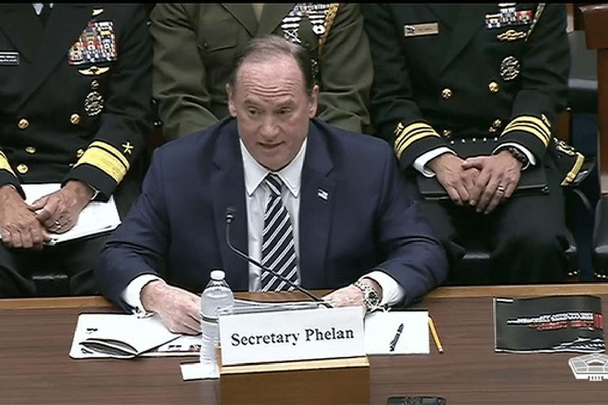 وزیر نیروی دریایی آمریکا استعفا داد