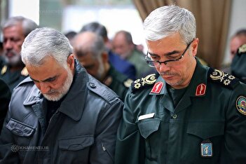 تصویری از یک دختر با عکس سردار باقری در تجمع شبانه