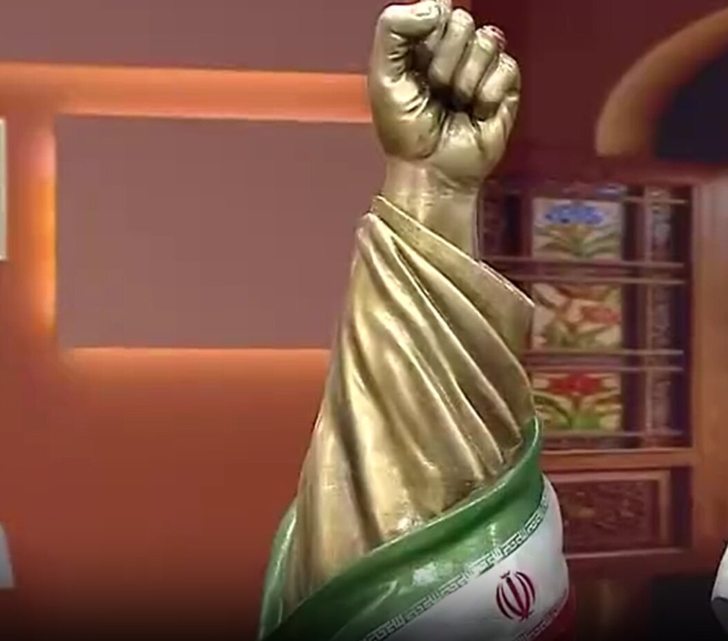 این مجسمه قرار است در میدان انقلاب نصب شود