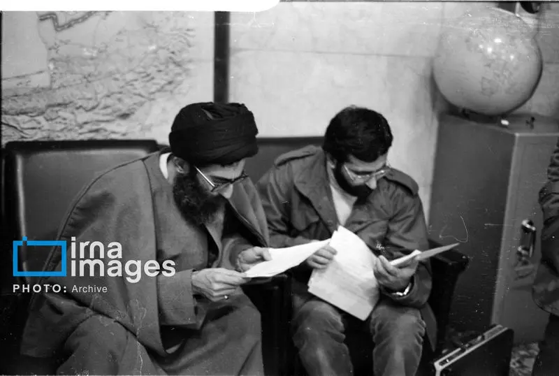 کمال خرازی در کنار رهبر انقلاب