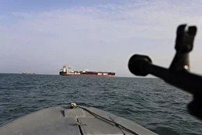 فیلم/ لحظه توقیف یک نفتکش با پرچم ایران توسط سنتکام