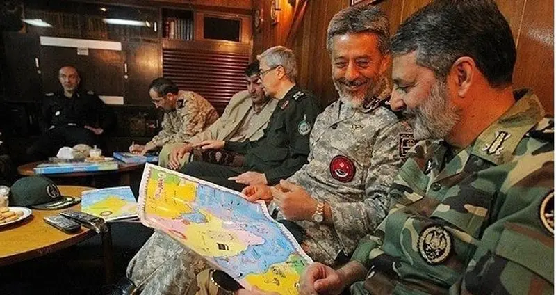 شهید باقری و شهید موسوی در بازدید از دریای عمان