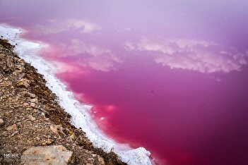 عکسی زیبا از دریاچه صورتی مهارلو شیراز