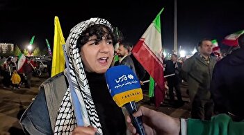 ویدئوی منتشر شده از دختر بی‌حجاب با پرچم ایران تا ۳ صبح در خیابان