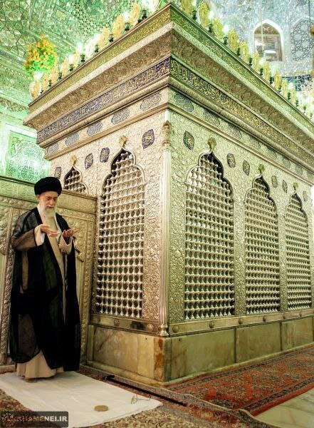 رهبر شهید انقلاب در مرقد مطهر حضرت احمد بن موسی الکاظم (ع)