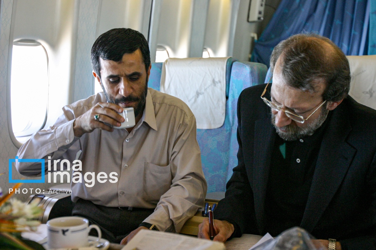 علی لاریجانی و محمود احمدی‌نژاد در هواپیما