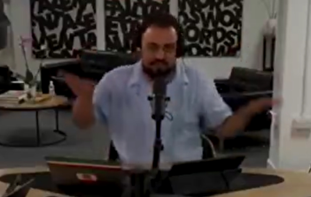 فیلم/ دفاع مجری منوتو از قاتلان کودکان میناب