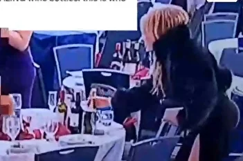 فیلم/ غارت مشروب توسط خبرنگاران آمریکایی بعد از ترور ترامپ!