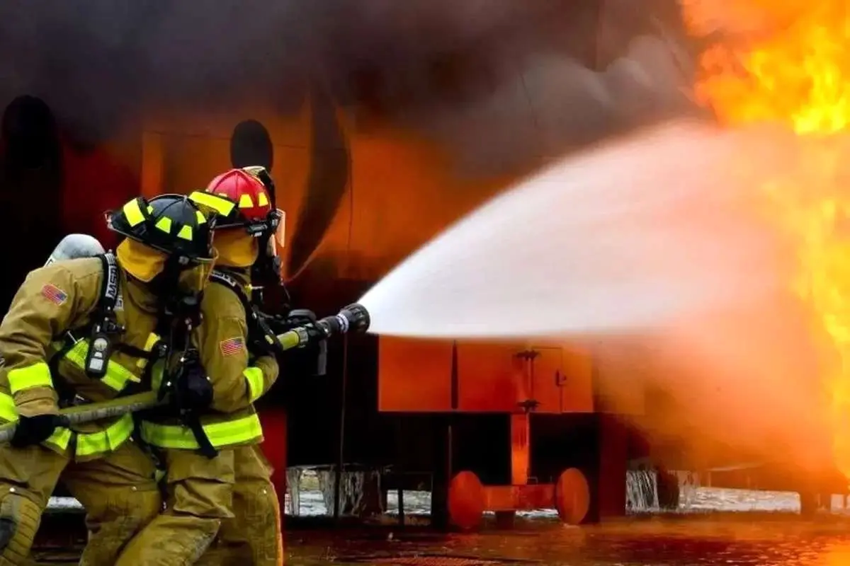 آتش‌سوزی گسترده در خیابان انقلاب تهران