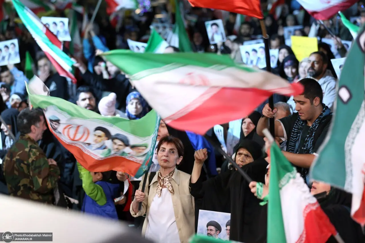 حضور زنان با پوشش متفاوت در تجمعات شبانه