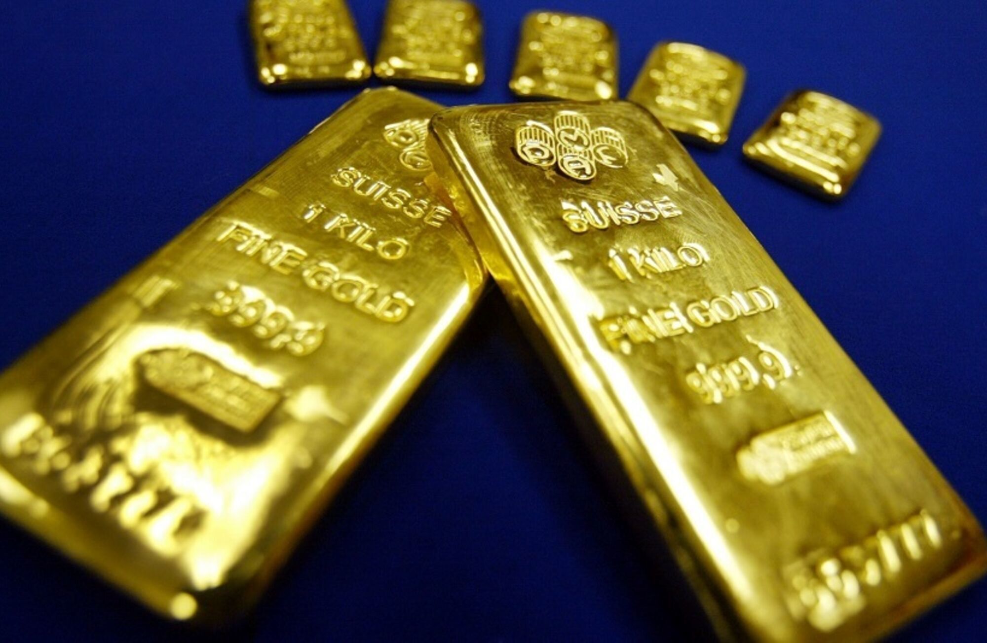 عقب نشینی ۳ هفته‌ای طلا/ نقره ۳ درصد ریزش کرد