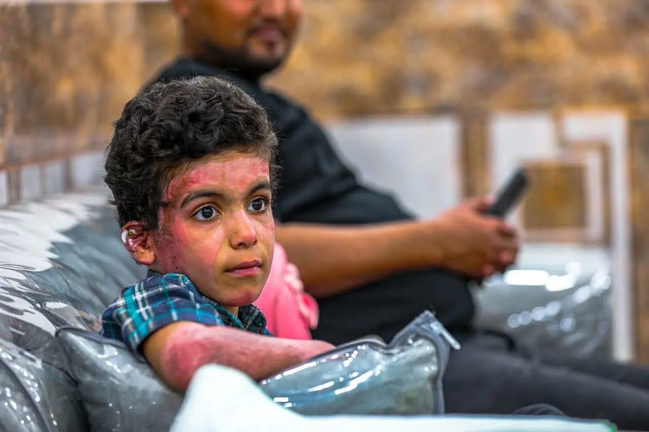 اولین تصاویر از کودک جانباز مدرسه میناب