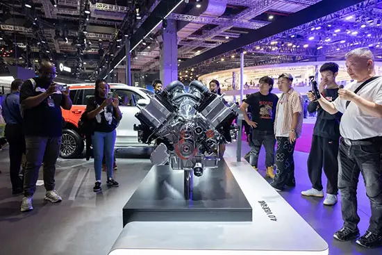 تانک چینی با موتور ۸ سیلندر