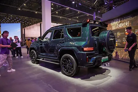 خودرو چینی با موتور ۸ سیلندر