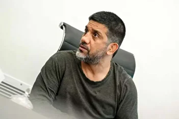 فیلم / جولان حرکات نمایشی علیرضا دبیر در فضای مجازی