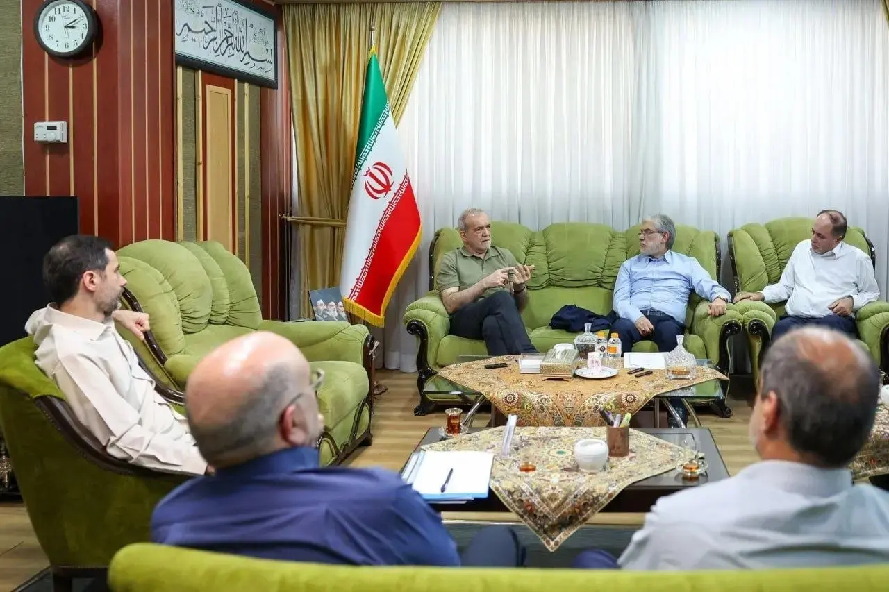 تیشرت پوشیدن پزشکیان در جلسه رسمی
