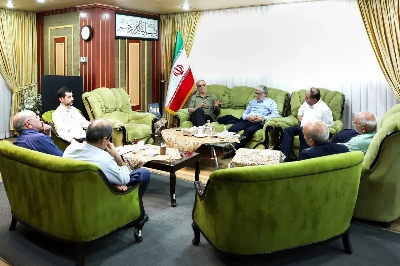 تیشرت پوشیدن پزشکیان در جلسه رسمی