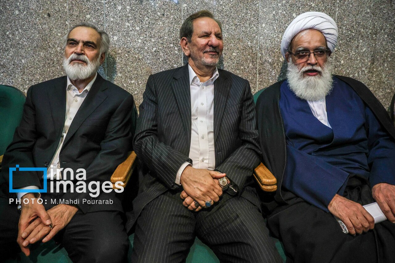 حسین فریدون در مراسم ختم خواهر خاتمی
