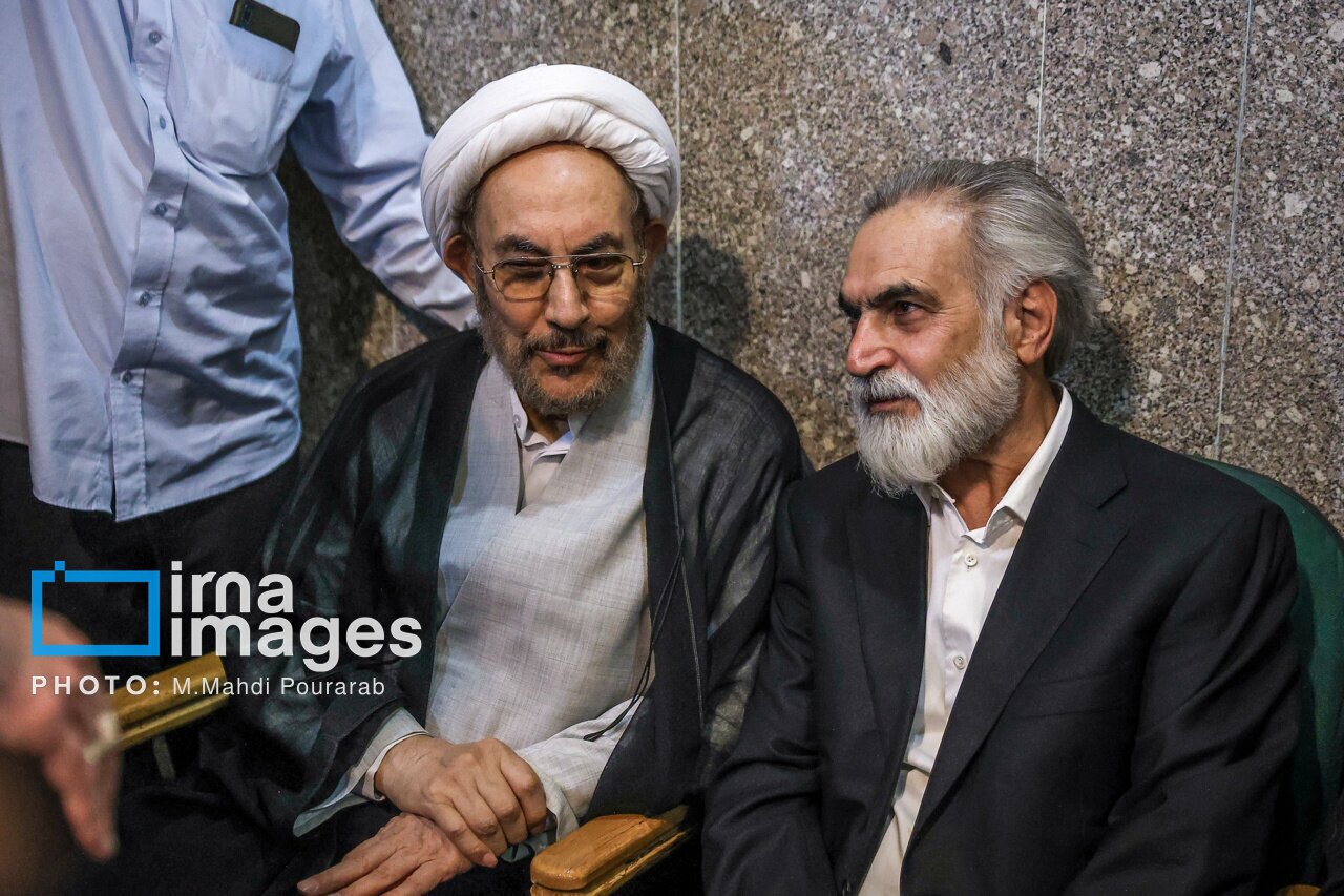 حسین فریدون در مراسم ختم خواهر خاتمی