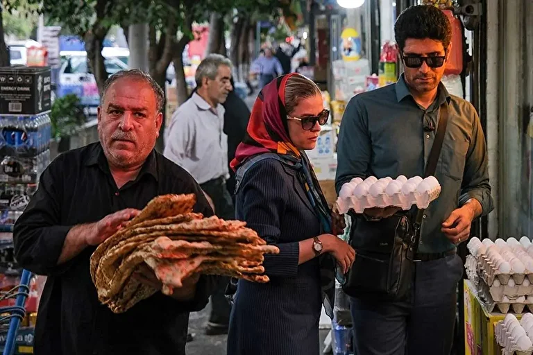 نگاهی به نیم‌ قرن گرانی در ایران/ تورم ۷۷ درصدی اردیبهشت چطور دولت‌های قبلی را روسفید کرد؟
