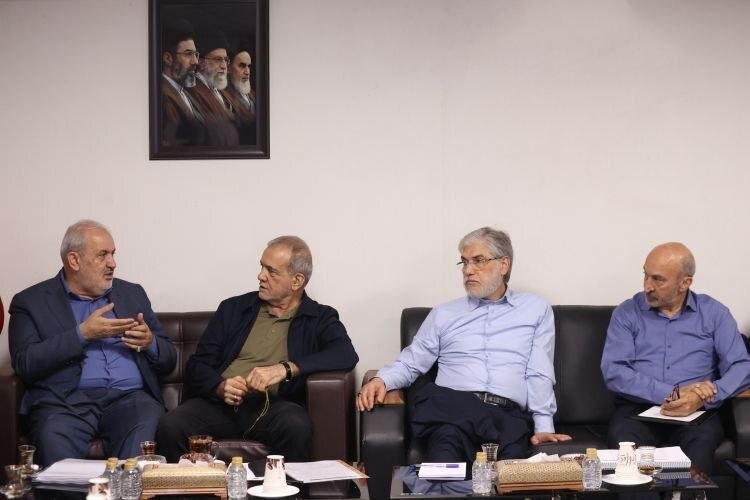 پوشش متفاوت پزشکیان در جلسه دولت
