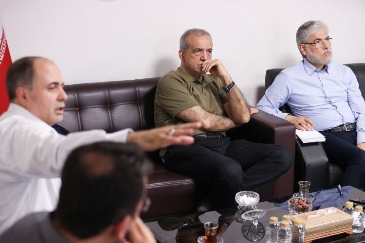 پوشش متفاوت پزشکیان در جلسه دولت
