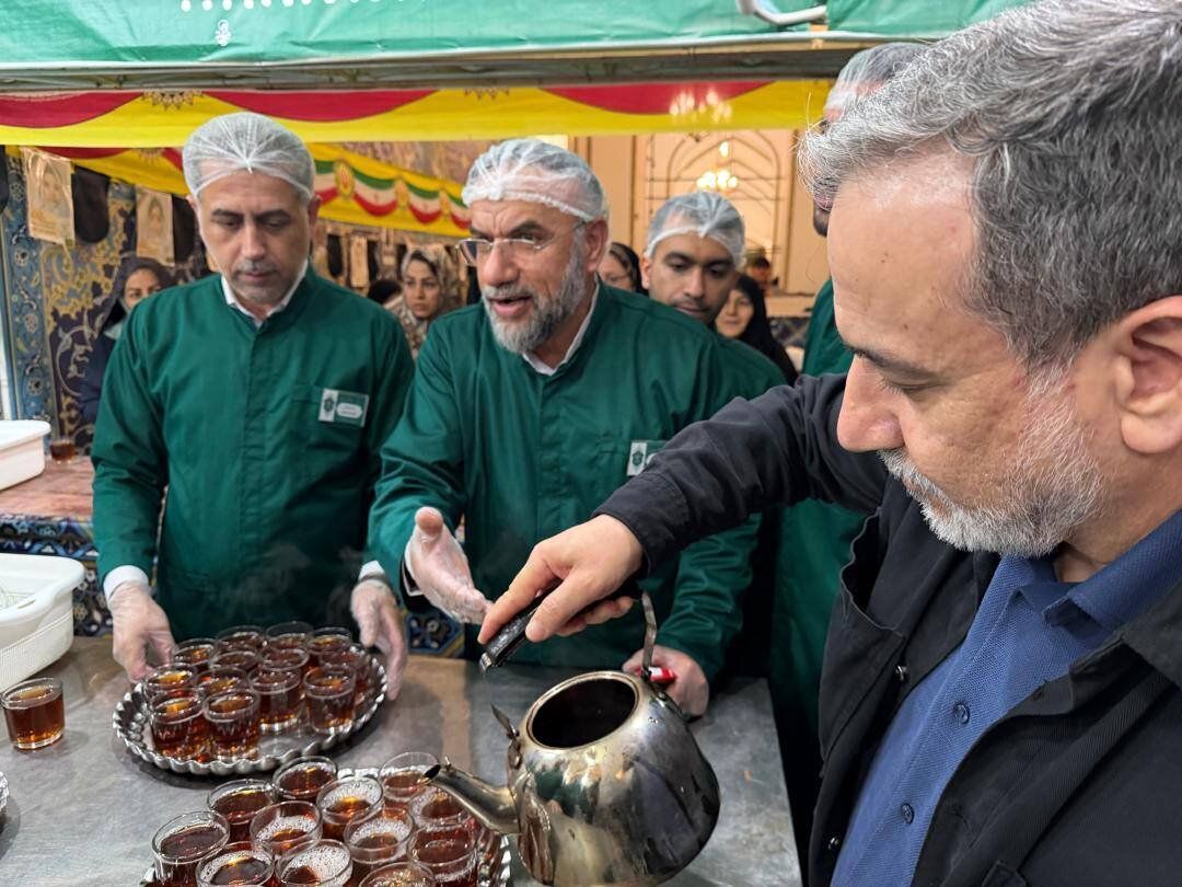 لحظاتی از خدمت عباس عراقچی به زائران در حرم امام رضا