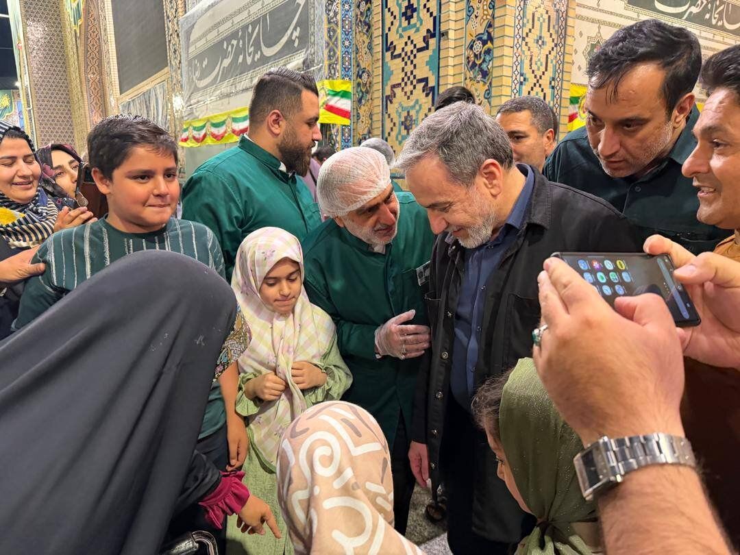 لحظاتی از خدمت عباس عراقچی به زائران در حرم امام رضا