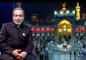 عکس/ لحظاتی از خدمت عباس عراقچی به زائران در حرم امام رضا