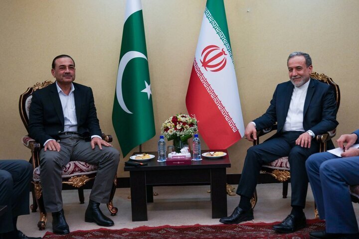 عراقچی و عاصم منیر