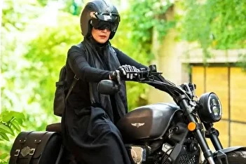 عکس / صورتی‌ترین دختر موتورسوار در ایران