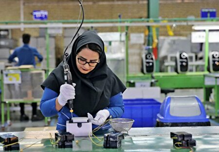 کاهش سن بازنشستگی زنان به ۲۰ سال؛ امتیاز ویژه یا مردانه‌تر شدن بازار کار؟