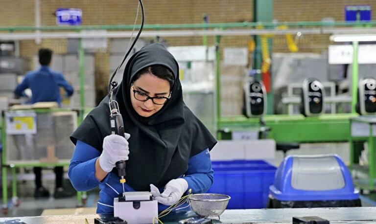 دیوار بلند تبعیض میان زنان کارگر و کارمند! / کاهش سن بازنشستگی به ۲۰ سال؛ امتیاز ویژه یا مردانه‌تر شدن بازار کار؟